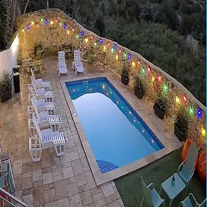 Hostel Follow The Sun Boutique - Pool, Breakfast & Sea Views, Saint Julian's